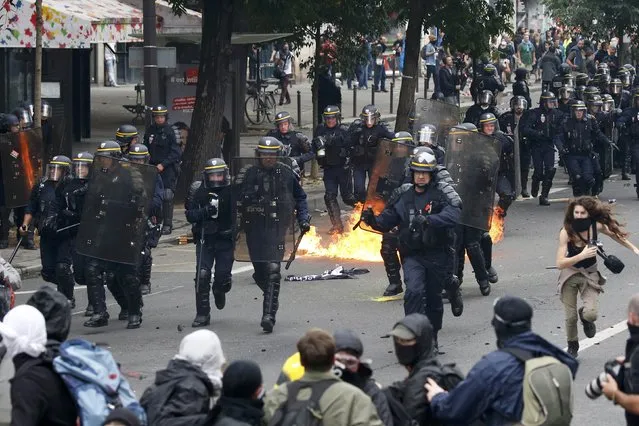 Demonstrators clash with French riot police during a march in Paris, France, to demonstrate against the new French labour law, September 15, 2016. (Photo by Charles Platiau/Reuters)