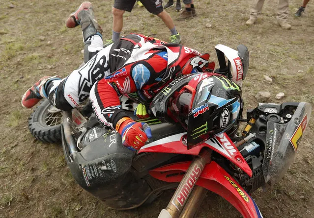 Argentinian Kevin Benavides embraces his Honda motorcycle after winning the second place of the Dakar Rally 2018 in Cordoba, in Argentina, 20 January 2018. (Photo by David Fernandez/EPA/EFE)