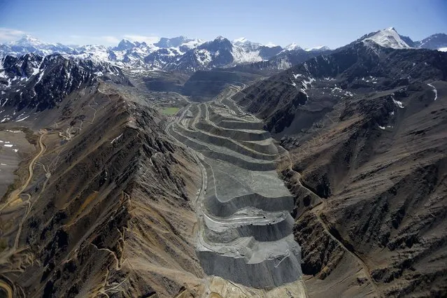 An aerial view of  Anglo American's Los Bronces copper mine with several  glaciers in the background at Los Andes Mountain range, near Santiago city, November 17, 2014. (Photo by Ivan Alvarado/Reuters)