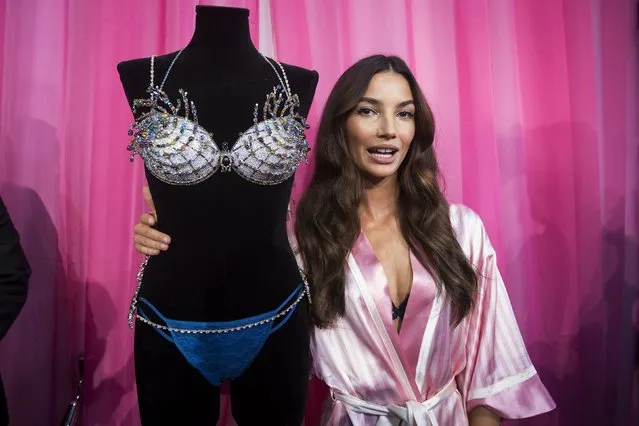 Model Lily Aldridge poses for a photo backstage with the $2 million Fireworks Fantasy Bra before the Victoria's Secret Fashion Show in the Manhattan borough of New York November 10, 2015. (Photo by Carlo Allegri/Reuters)