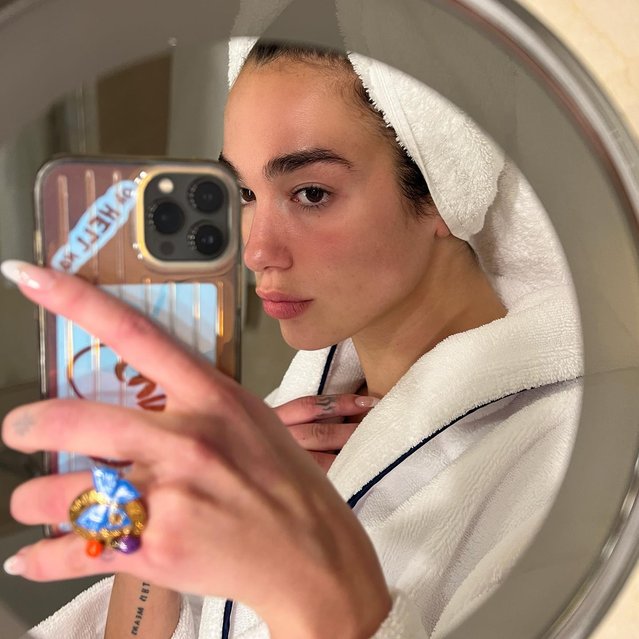 English-Albanian singer and songwriter Dua Lipa in the second decade of May 2023 shows off the Butterfly Medusa ring. (Photo by dualipa/Instagram)