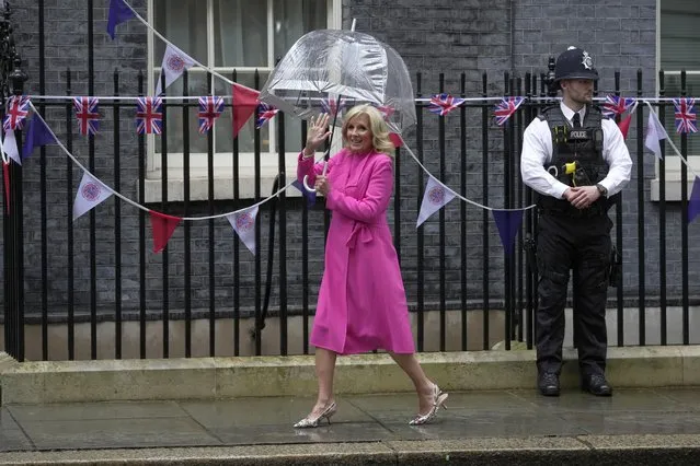 US First Lady Jill Biden waves to the media as she arrives in Downing Street to meet Akshata Murty wife of the British Prime Minister Rishi Sunak in London, Friday, May 5, 2023. The First Lady is in London to attend the Coronation of King Charles III, on Saturday May, 6. (Photo by Kin Cheung/AP Photo)