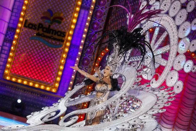 Carolina Cruz, wearing a creation called “Donde los suenos no tienen fin” (where dreams never end), performs on stage during the Carnival Queen ceremony in Las Palmas, capital of the Spanish Canary Island of Gran Canaria, February 13, 2015. (Photo by Borja Suarez/Reuters)