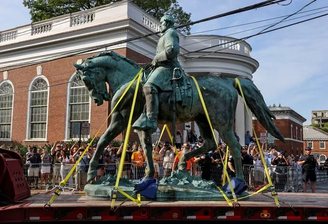 A statue of Confederate General Robert E. Lee is removed after years of legal battle over the monument, in Charlottesville, Virginia, July 10, 2021. Statues of Confederate Generals Robert E. Lee and Thomas “Stonewall” Jackson were taken down in Charlottesville, Virginia, nearly four years after white supremacist protests over plans to remove it led to clashes in which a woman was run down by a driver and killed. (Photo by Evelyn Hockstein/Reuters)