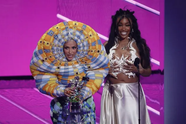 US rapper Doja Cat (L) and US singer SZA (R) accept the Best Collaboration award for “Kiss Me More” during the 2021 MTV Video Music Awards at Barclays Center in Brooklyn, New York, September 12, 2021. (Photo by Mario Anzuoni/Reuters)