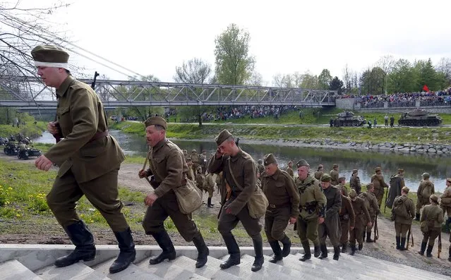 Enthusiasts take part in a re-enactment battle between the Soviet Red Army and German troops during the 70th anniversary of the liberation of Ostrava, in Ostrava, Czech Republic, April 30, 2015. (Photo by Laszlo Balogh/Reuters)