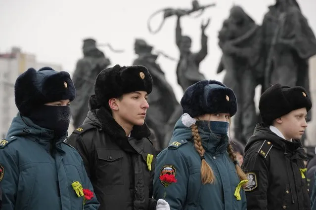 Cadets attend a commemoration ceremony at the monument of the Heroic Defenders of Leningrad, in St. Petersburg, Russia, Saturday, January 27, 2024. The ceremony marked the 80th anniversary of the battle that lifted the Siege of Leningrad. The Nazi siege of Leningrad, now named St. Petersburg, was fully lifted by the Red Army on Jan. 27, 1944. More than 1 million people died mainly from starvation during the nearly900-day siege. (Photo by Dmitri Lovetsky/AP Photo)