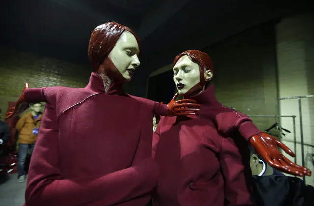 Models practise backstage before Sheguang Hu collection show by Chinese designer Hu Sheguang at China Fashion Week in Beijing, March 31, 2016. (Photo by Jason Lee/Reuters)