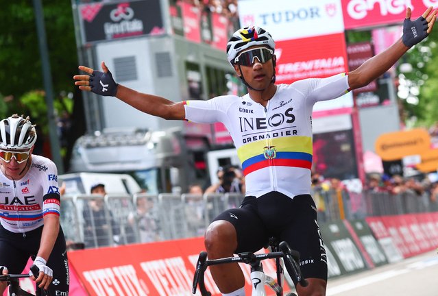 Winner Team Ineos' Ecuadorian Jhonatan Narvaez (R), flanked by third placed Team UAE's Slovenian rider Tadej Pogacar (L), celebrates as he wins the stage 1 of the Giro d'Italia 2024 cycling race, 140 km between Venaria Reale and Turin on May 4, 2024. The 107th edition of the Giro d'Italia, with a total of 3400,8 km, departs from Veneria Reale near Turin on May 4, 2024 and will finish in Rome on May 26, 2024. (Photo by Luca Bettini/AFP Photo)