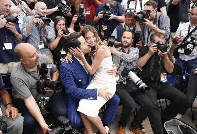 Cuban actress Ana de Armas (center R) and Venezuelan actor Edgar Ramirez (center L) pose among photographers during the photocall for “Hands of Stone” at the 69th annual Cannes Film Festival, in Cannes, France, 16 May 2016. The movie is presented out of competition at the festival which runs from 11 to 22 May. (Photo by Sebastien Nogier/EPA)