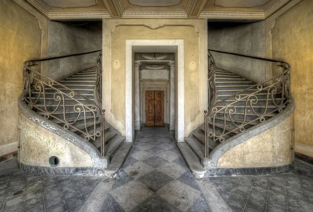 Palace steps – Villa entry hall with a sweet double staircase. (Photo by Niki Feijen)