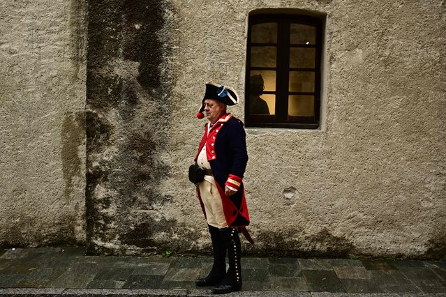 A performer takes part in a re-enactment of the passage of Napoleon Bonaparte with his troops in May 1800 during the Second Italian Campaign, on June 4, 2023 in Bard, Valley of Aosta. (Photo by Marco Bertorello/AFP Photo)