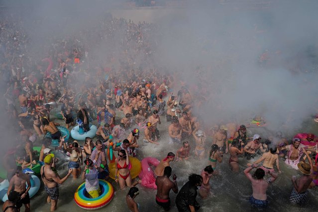 Festivalgoers dance in the ocean during the “Open Water Party”, a part of the “Les Plages Electroniques” (electronic beaches) music festival in Cannes, southeastern France, on August 6, 2023. (Photo by Valery Hache/AFP Photo)