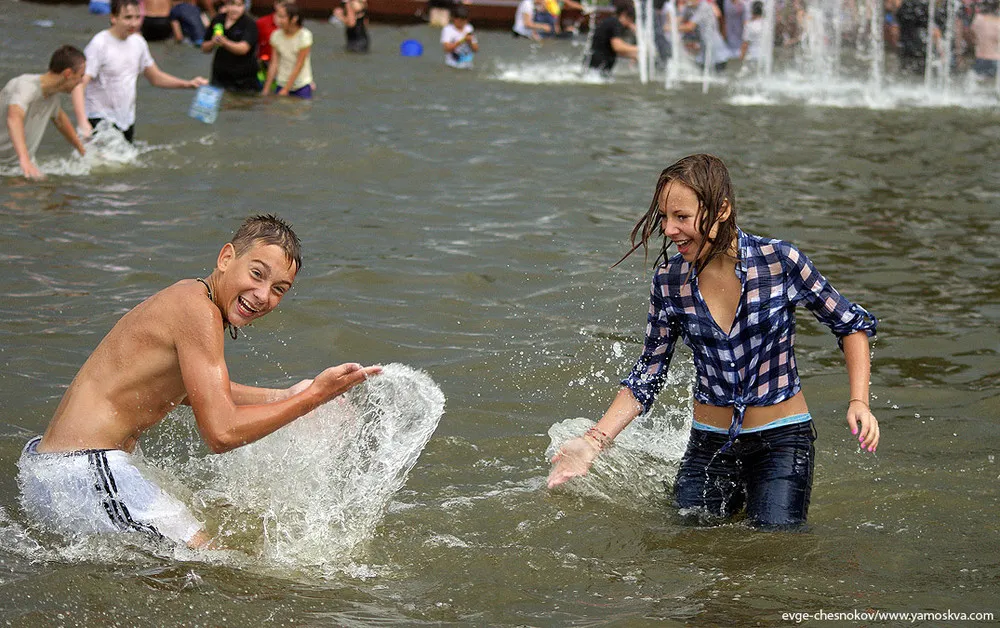 Flashmob: Water Battle on All-Russian Exhibition Center in Moscow
