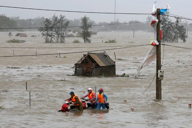 People recover motorbikes from a flooded fields while the Doksuri storm hits in Ha Tinh province, Vietnam September 15, 2017. (Photo by Reuters/Kham)