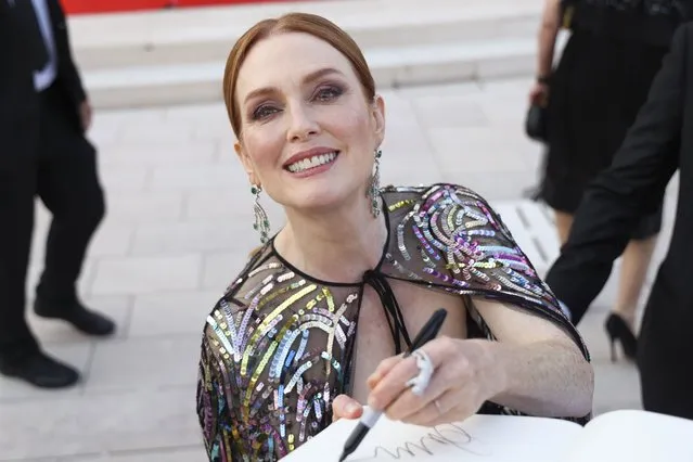 Jury president Julianne Moore poses for photographers whilst signing autographs upon arrival at the premiere of the film “White Noise” and the opening ceremony during the 79th edition of the Venice Film Festival in Venice, Italy, Wednesday, August 31, 2022. (Photo by Vianney Le Caer/Invision/AP Photo)