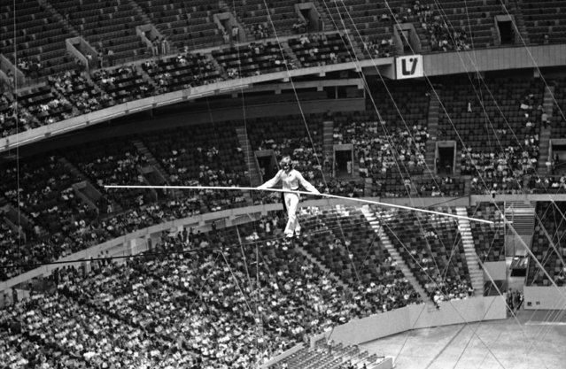 French high wire artist Philippe Petit, walks across the cable some 200 feet above the floor of the Louisiana Superdome in New Orleans on Thursday, September 11, 1975 in an act billed as the longest, highest indoor highwire walk ever. Petit made it across the 700-long cable without the benefit of a net. (Photo by AP Photo)