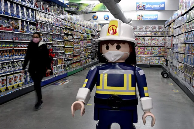A big Playmobil wearing a face mask is displayed at a toy store during the lockdown imposed by the government against the spread of the new coronavirus, in Buenos Aires, on May 22, 2020. Argentina is expected to pass the 10,000 infections of COVID-19 since the first positive case on March 3. (Photo by Juan Mabromata/AFP Photo)