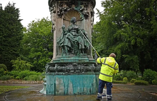 Council workers clean a statue of Britain's Queen Victoria that was defaced in Woodhouse Moor Park in Leeds, northern England on June 10, 2020. Britain has seen days of protests sparked by the death in police custody of George Floyd, an unarmed black man, in the United States. (Photo by Paul Ellis/AFP Photo)