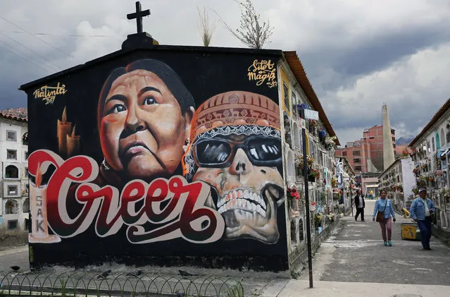 A view of murals at La Paz's General Cemetery in Bolivia, 25 October 2017. Artists from Argentina, Bolivia, Chile, Spain, Italy and Peru painted 18 murals to embellish the General Cemetery of La Paz for the celebrations of All Saints and Day of the Dead. (Photo by Martin Alipaz/EPA/EFE)