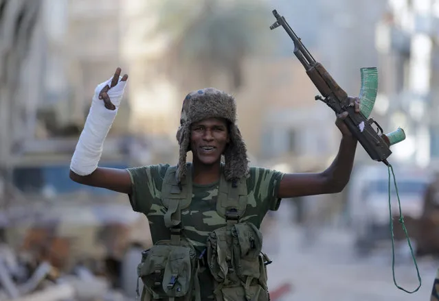 A member of the Libyan National Army gestures as he holds his weapon during clashes with Islamist militants in Khreibish district in Benghazi, Libya, November 9, 2017. (Photo by Esam Omran Al-Fetori/Reuters)