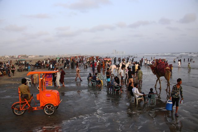 People cool off in the Arabian Sea during a heatwave in Karachi, Pakistan, 22 May 2025. The Pakistan Meteorological Department has forecasted a severe heatwave from 19 May, with temperatures in Sindh reaching 46–48°C and other regions seeing 4–8°C above-normal heat. Warm nights, dust storms, and windstorms are expected. Authorities urge precautions as climate change drives early, intense summer conditions. (Photo by Shahzaib Akber/EPA/EFE)