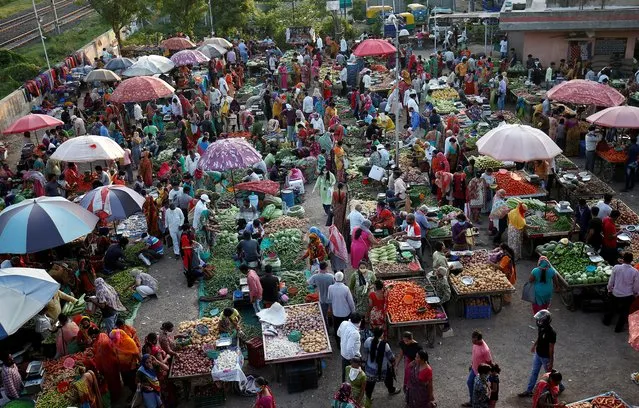 People shop at an open-air vegetable and fruit market amidst the coronavirus disease (COVID-19) outbreak in Ahmedabad, India, September 7, 2020. (Photo by Amit Dave/Reuters)