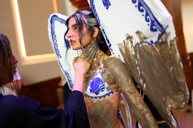 Mud is applied on a model as she gets ready backstage for the DI PETSA SS26 catwalk show during London Fashion Week in London, Britain, on September 19, 2025. (Photo by Isabel Infantes/Reuters)