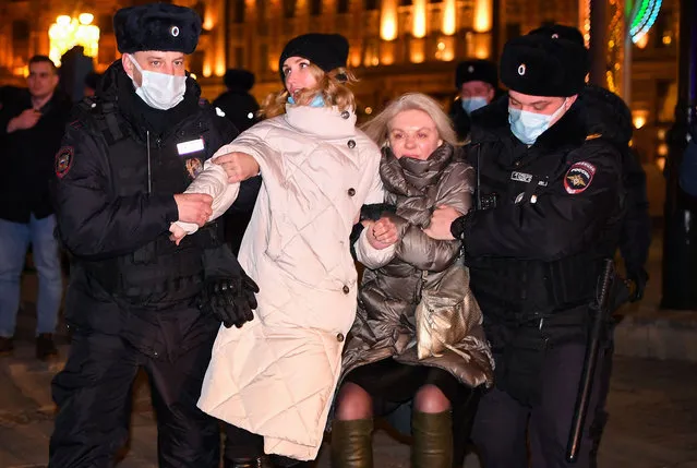 Police officers detain women during a protest against Russia's invasion of Ukraine in central Moscow on March 2, 2022. Jailed Kremlin critic Alexei Navalny on March 2 urged Russians to stage daily protests against Moscow's invasion of Ukraine, saying the country should not be a “nation of frightened cowards” and calling Vladimir Putin “an insane little tsar”. (Photo by Natalia Kolesnikova/AFP Photo)