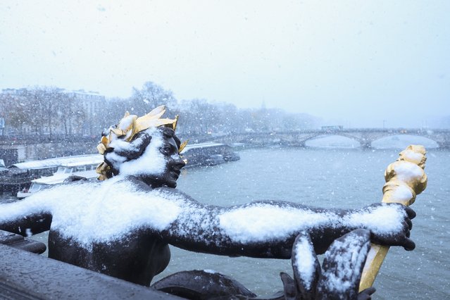 This photograph shows a part of the “Nymphs of the Seine” statue on the Alexandre III bridge in heavy snowfall as Paris is placed under the second highest weather warning by the French national weather service for snow, in central Paris on November 21, 2024. Snow all the way to the plains, temperatures worthy of January: the first flakes of storm Caetano fell in France on November 21, where 54 departments are on “orange alert” for snow, ice and wind. (Photo by Grégoire Campione/AFP Photo)
