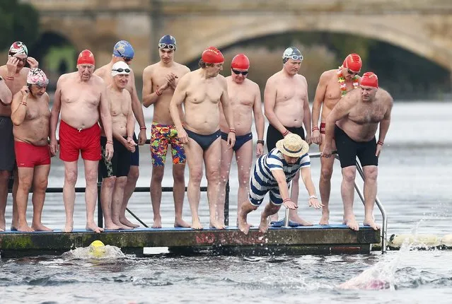 Swimmers start in the annual Christmas Day Peter Pan Cup handicap race in the Serpentine River, in Hyde Park, London, December 25, 2015. (Photo by Andrew Winning/Reuters)
