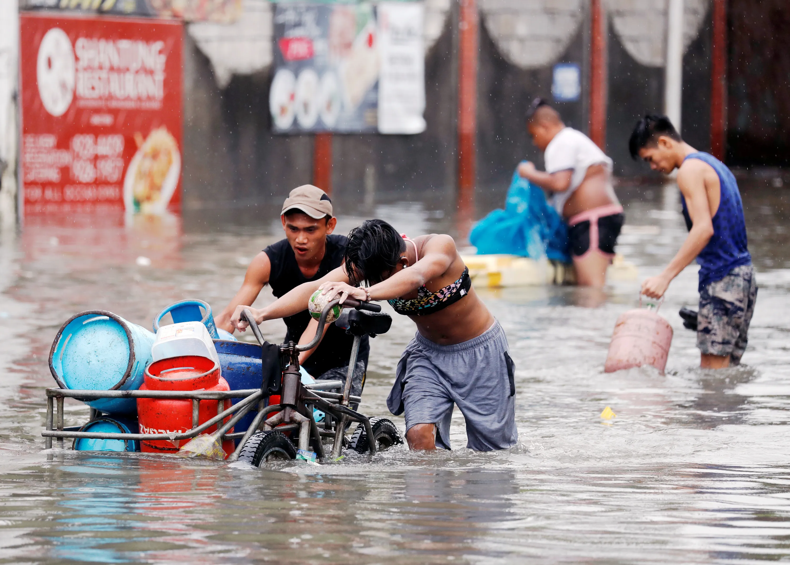 Сон тин. Филиппины потоп. Филиппины шторм. Филиппин наводнение.