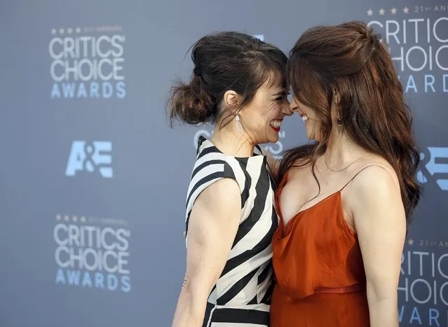 Actresses Constance Zimmer (L) and Shiri Appleby greet each other as they arrive at the 21st Annual Critics' Choice Awards in Santa Monica, California January 17, 2016. (Photo by Danny Moloshok/Reuters)
