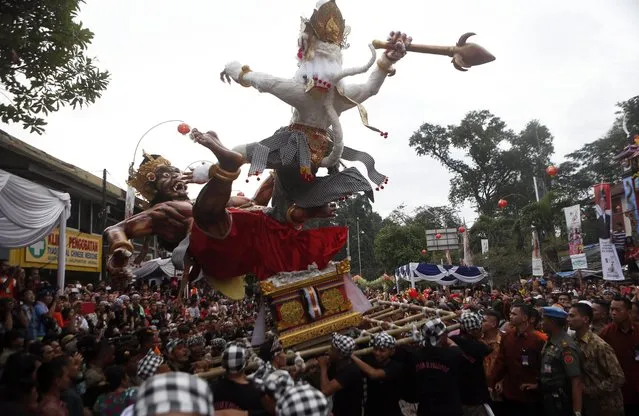 Indonesian artists perform during the people's party and Chinese Cap Go Meh festival on a street in Bogor, Indonesia, 05 March 2015. Chinese-Indonesians across the country celebrate Cap Go Meh on the 15th day in the first month of the Chinese lunar New Year.  EPA/ADI WEDA