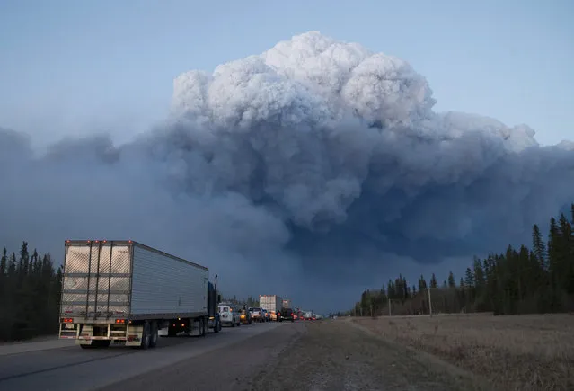 Drivers wait for clearance to take firefighting supplies into town on May 05, 2016 outside of Fort McMurray, Alberta. Wildfires, which are still burning out of control, have forced the evacuation of more than 80,000 residents from the town. (Photo by Scott Olson/Getty Images)