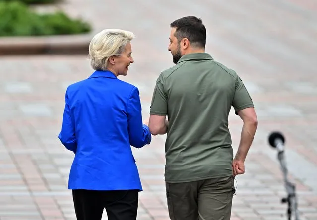 Ukrainian President Volodymyr Zelensky (R) speaks with the President of the European Commission Ursula von der Leyen after a press conference following their talks in Kyiv on September 15, 2022. (Photo by Sergei Supinsky/AFP Photo)