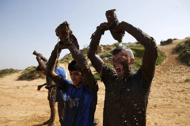 Israeli teenagers pour water on themselves  as they participate in an annual combat fitness training competition, as part of their preparations ahead of their compulsory army service, near Kibbutz Yakum, central Israel February 19, 2016. (Photo by Baz Ratner/Reuters)