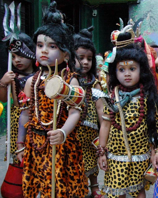 Children dressed as Lord Shiva take part in a religious procession on the eve of the Hindu festival of Mahashivaratri in Bhopal February 25, 2006. (Photo by Raj Patidar/Reuters)