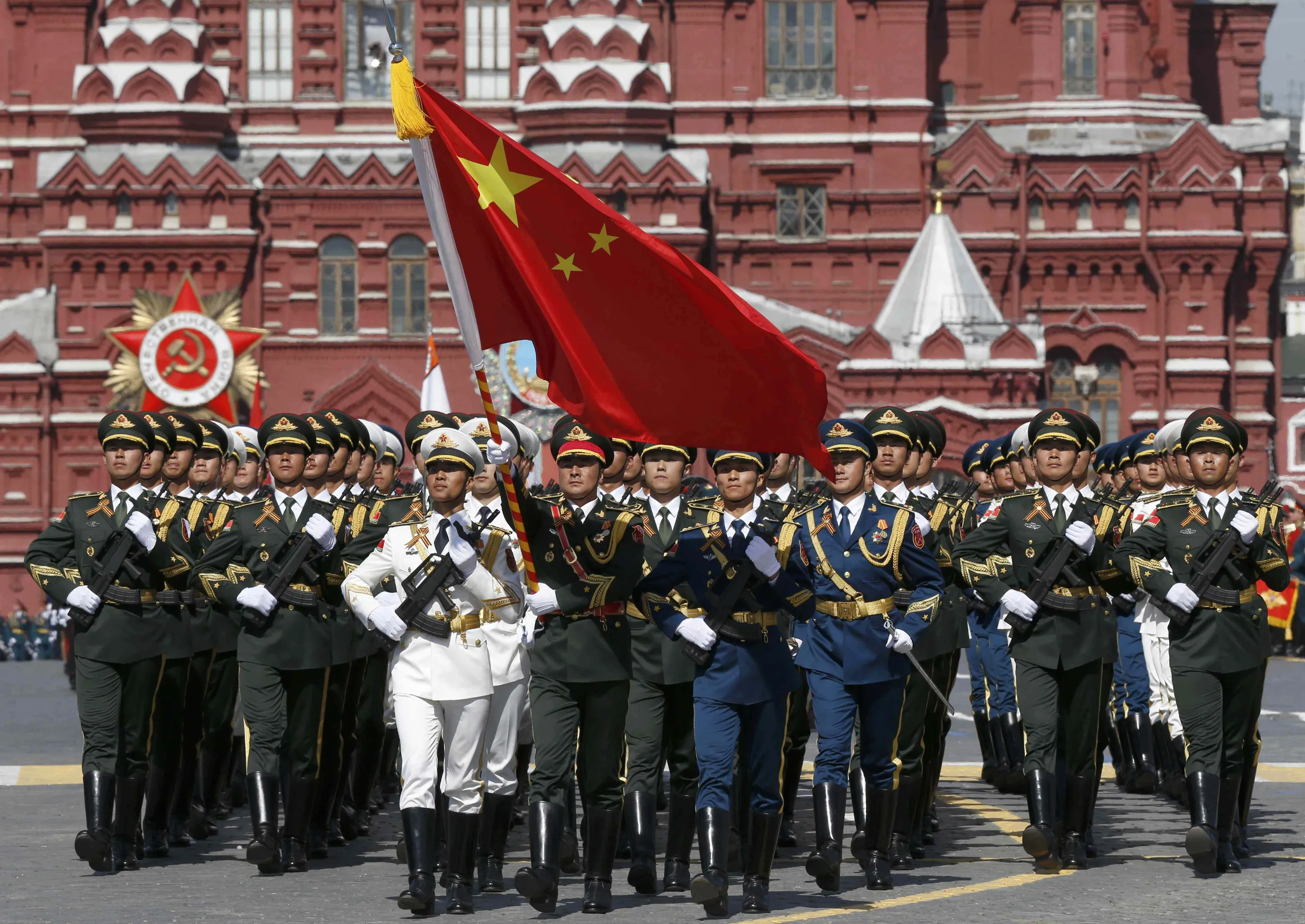 Будет ли военный парад. 70 Лет Победы парад на красной площади. Марширующие солдаты на красной площади 9 мая. Солдаты красной армии на красной площади. Китайские солдаты на параде Победы в Москве.