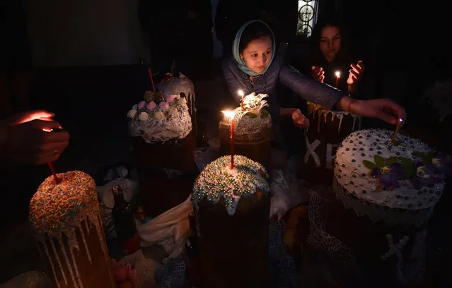 Kyrgyz Orthodox believers attend a midnight service as they celebrate Orthodox Easter at a church in Bishkek early on April 28, 2019. (Photo by Vyacheslav Oseledko/AFP Photo) 