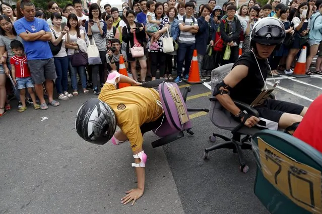 A competitor falls during the office chair race ISU-1 Grand Prix in Tainan, southern Taiwan April 24, 2016. (Photo by Tyrone Siu/Reuters)