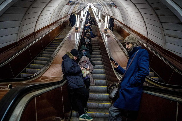 Residents take shelter in a metro station during an air strike alarm in the Ukrainian capital of Kyiv on February 10, 2023, amid the Russian invasion of Ukraine. (Photo by Dimitar Dilkoff/AFP Photo)