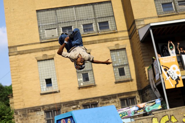 A competitor participates in the World Championships of Pogo during a heat wave in Pittsburgh, Pennsylvania on June 22, 2024. (Photo by Quinn Glabicki/Reuters)