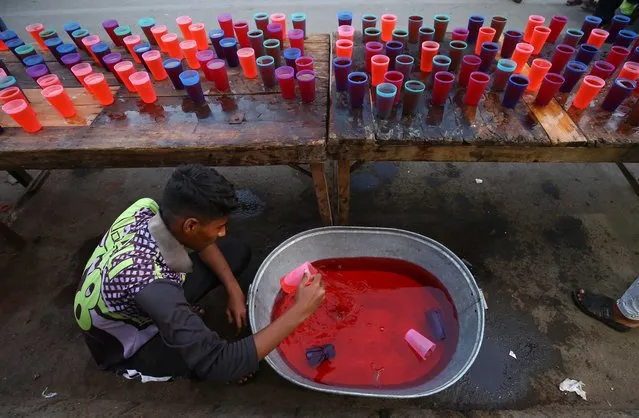 A man prepares sweet drinks for people to break their fast, during the Muslims fasting month of Ramadan, in Karachi, Pakistan, 05 April 2022. (Photo by Shahzaib Akber/EPA/EFE)