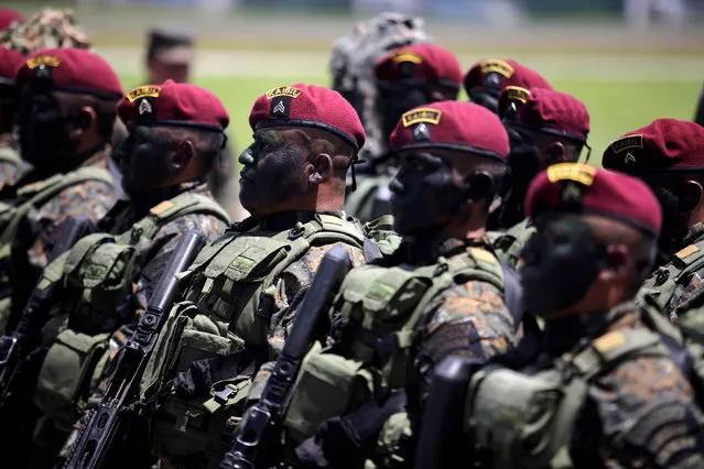Kaibiles, members of an elite group of the Guatemalan army, take part in a military parade during Army Day celebrations, at the Air Force headquarters in Guatemala City, Guatemala, July 3, 2016. (Photo by Saul Martinez/Reuters)