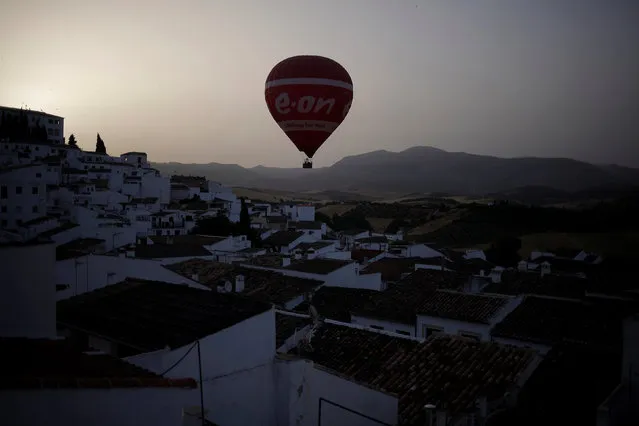 A hot air balloon with the logo of German energy giant E.ON flies at dawn in Ronda, southern Spain, July 21, 2016. (Photo by Jon Nazca/Reuters)