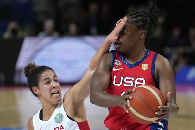 Canada's Kia Nurse, left, covers the face of United States' Chelsea Gray during their semifinal game at the women's Basketball World Cup in Sydney, Australia, Friday, September 30, 2022. (Photo by Rick Rycroft/AP Photo)