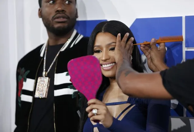 Rapper Nicki Minaj has her hair touched up as she arrives at the 2016 MTV Video Music Awards in New York, U.S., August 28, 2016. (Photo by Eduardo Munoz/Reuters)