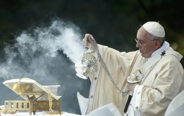 Pope Francis dispenses incense while celebrating Mass at the National Shrine of the Immaculate Conception for the Canonization Mass for Friar Junipero Serra in Washington September 23, 2015. (Photo by Kevin Lamarque/Reuters)