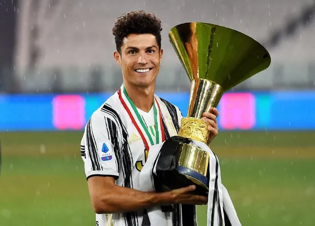 Juventus' Cristiano Ronaldo celebrates with the trophy after winning the Serie A at Allianz Stadium, Turin, Italy, August 1, 2020. (Photo by Massimo Pinca/Reuters)